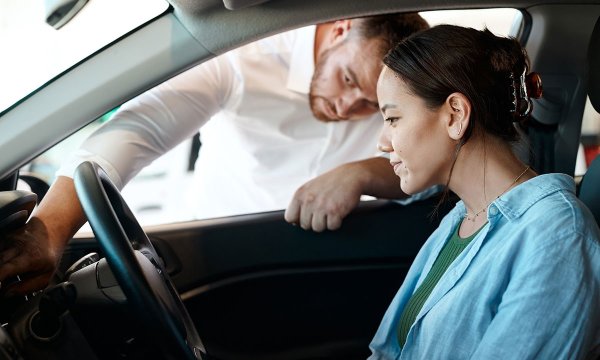 Искането за безплатни подаръци може да изглежда като добър начин да получите добавена стойност, но всъщност може да отслаби позицията ви при преговори. Това сигнализира на продавача, че сте близо до вземане на решение, тоест готови сте да купите, ако получите още нещо малко като добавка.

Вместо да искате безплатни добавки, фокусирайте се върху общата цена на автомобила и договорете възможно най-добрата сделка. След като се договорите за цена, можете да обсъдите всички допълнителни предимства или аксесоари като част от окончателното споразумение.
