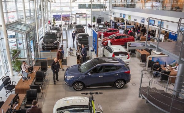 Сравняването на опции е страхотно, но показването на вашите карти чрез споменаване на конкретни други автомобили, чиято покупка обмислягте, дава на продавача представа за вашите проучвания и предпочитания. Тази информация може да се използва, за да повлияе на процеса ви на вземане на решения, като подчертава положителните страни на техните автомобили, но същевременно омаловажава всички предимства на конкуренцията. Затова е по-добре да не намесвате други автомобили, независимо от плюсовете и минусите им.
