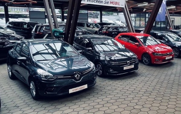 Тук нещата са по-сложни. Ясно е, че искате да знаете стойността на това, което предлагате като размяна, но директният въпрос ще доведе до ниска оферта. Дилърствата печелят много от продажбата на употребявани коли, които получават на ниски цени като част от сделки за продажба. И съответно те имат стимул да придобият вашата размяна за възможно най-малка сума.

Вместо да питате за конкретна цена, проучете предварително стойността на вашия автомобил чрез достоверни онлайн източници и получете оферти от множество представителства, за да имате силна позиция при преговори.
