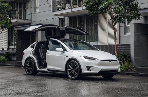 Електрическият Tesla Model X в най-мощната версия P100D развива 762 к.с. - повече от всеки от серийните му бензинови конкуренти. Ускорението му пък е сравнима с атмосферния флагман на Ferrari - 812 Superfast: американският кросоувър прави упражнението от място до 100 км/ч за 3,1 сек. Максималната скорост е ограничена по електронен път на около 250 км/ч. За разлика от сходни по динамика всъдеходи, Tesla не се стреми да бъде спортна: пиковата мощност е налична само 20 мин, значително намалява пробега и е необходима повече, за да демонстрира възможности. Цената на електромобила обаче е 1,5 пъти по-ниска от тази на премиум немските кросоувъри.