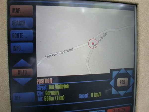 Електронната система разполага с климатроник и GPS. Чрез нея се командват страничните огледала и фаровете на колата