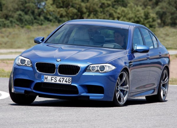 Поредната смяна на генерациите става през 2011 г., като тогава излиза BMW M5 (F10). Автомобилът отново получава V8 мотор - 4,4-литров, но той вече е с турбо, като мощността му е 560 к.с. и 680 Нм. Тягата се предава към задната ос с активен М-дифференциал, като това става със 7-степенна роботизирана скоростна кутия с двоен съединител. Ускорението от 0 до 100 км/ч отнема 4,3 секунди.