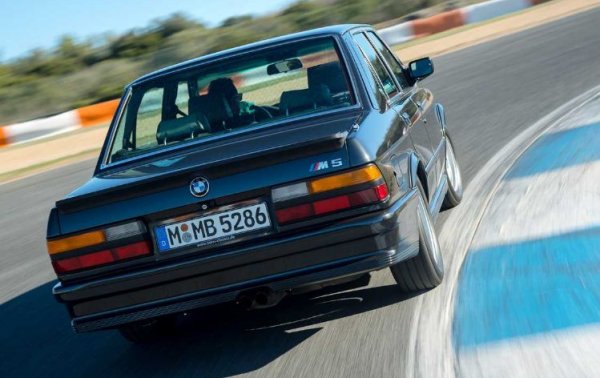 Мощността на двигателя е 286 к.с., което позволява ускорение от 0 до 100 км/ч за 6,5 секунди и развиване на максимална скорост от 245 кг. Тежащият 1430 кг седан струва 80 750 германски марки, което е доста сериозна сума по това време. Първото M5 излиза в доста ограничен тираж – 2241 бройки.