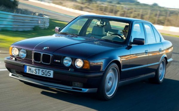 През 1987 г. излиза третото поколение на BMW 5-Series (E34), което се превърща в сензация на пазара. Малко след това се появява и ново M5, което разчита на 3,8-литров мотор с 6 цилиндъра и мощност 315 к.с. Теглото на суперседана е 1700 кг., като ускорението от 0 до 100 км/ч отнема 6,3 секунди.