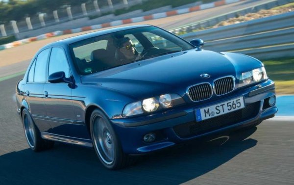 Най-важната новост при третото поколение на BMW M5 е неговият 4,9-литров V8 двигател с 400 к.с. Благодарение на него тежащият 1800 кг. автомобил се изстрелва от 0 до 100 км/ч за 5,3 секунди.