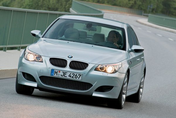 Новото поколение на M5, появило се на бял свят през 2005 г., получава още по-мощен мотор. Този път той е V10, като разива 507 к.с. и максимален въртящ момент от 520 Нм, достъпни при 6100 об/мин.

Този агрегат и до ден-днешен се счита за един от най-добрите двигатели в историята на BMW, което обаче не важи за 7-степенната роботизирана скоростна кутия SMG. Нейната работа така и не се харесва на собствениците на автомобила за разлика от механичната трансмисия.