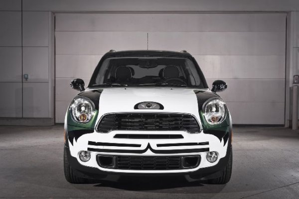 Четири Mini Countryman изрисувани в стила KISS. Създадени са с благотворителна цел за децата на Япония, пострадали от земетресението и последвалото опустошително цунами.