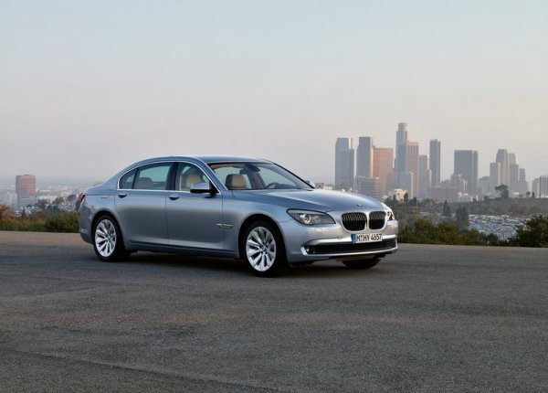 <p><strong>Топ 10 на най-скъпите за поддръжка коли</strong><br /><br />8. BMW ActiveHybrid 7<br /><br />> Разходи за период от 5 години: $122,076<br />> Цена като нов: $101,545<br />> Среден разход на гориво: 11.7 л/100 км.</p>