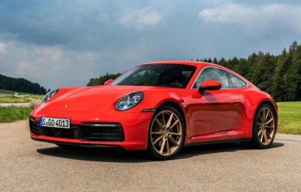 Култовият спортен автомобил Porsche 911 обикновено играе ролята на "автомобил за уикенда", поради което просто не му остава време да омръзне на собственика си. Всъщност, има ли някой който да се отегчи от такава кола?