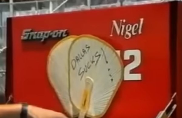 Състезанието в Далас ще остане паметно и заради кошмарното състояние на пистата. Комбинацията от лоша поддръжка и рекордно високи температури разрушава настилката до степен Найджъл Менсъл да опише трасето като "типична писта за рали крос". Кеке Розберг твърди, че това е най-лошата настилка, по която изобщо е карал някога. Лауда и Прост са толкова скандализирани от състоянието на асфалта, че призовават за бойкот на старта, но не получават подкрепа. 
