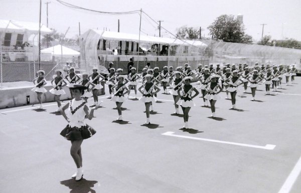 В дните преди състезанието е толкова горещо - над 40 градуса по Целзий - че организаторите в последния момент решават да изместят старта от 14:00 за 11:00 часа. Но дори смяната на часа не помага - на пистата е толкова горещо, че пилотът на Osella Пиеркарло Гинцани губи съзнание в бокса и трябва да го свестят с кофа ледена вода. Кеке Розберг кара със специално пригодена охлаждаща водна възглавничка под шлема. А Найджъл Менсън припада от високата температура в най-ключовия момент... но за това - след малко. Несъмнено в най-лоша позиция е Хууб Ротенгатер, чийто болид Spirit-Hart получава теч на гориво и в продължение на 15 обиколки облива пилота си с горещ бензин. След края холандецът спира, изтичва до публиката и трескаво облива с чаши ледена вода попарените си деликатни места. 