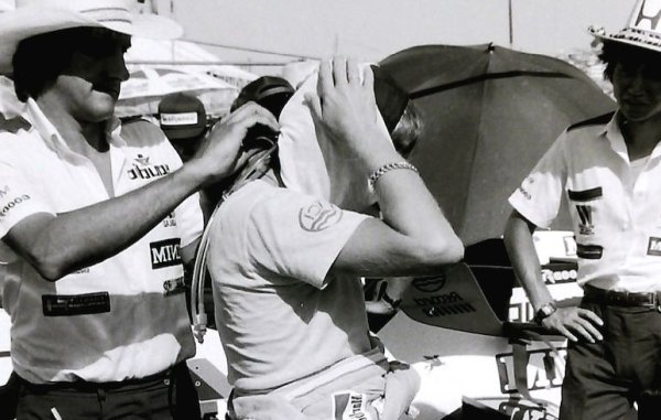 Кеке Розберг, макар и голяма фигура във Формулата по това време, далеч не е сред фаворитите в Далас - неговият Williams FW09 се управлява твърде посредствено, а турбодвигателят Honda е, меко казано, непредсказуем. Розберг стартира от осма позиция, но има тайно предимство - носи специална, охлаждана с вода качулка под шлема си. Вероятно и хладният разсъдък му помага да избегне нещастията, сполетели големите фаворити, и да спечели победата в Далас, пред пилота на Ferrari Рене Арну и Елио де Анджелис (Lotus). 