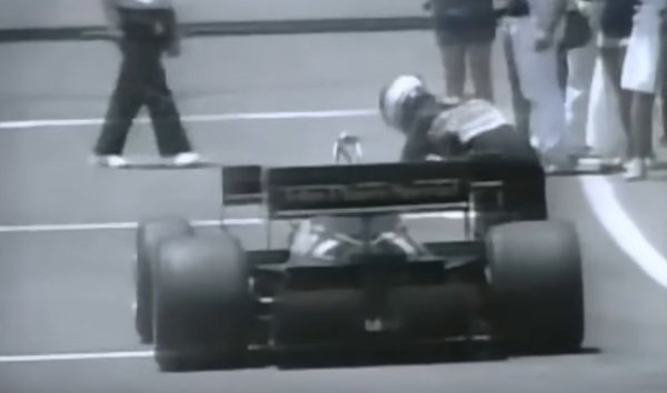 Сезон 1984 започва твърде зле за пилота на Lotus Найджъл Менсъл - бъдещият световен шампион не успява да завърши в шест от първите осем старта, и спечеленият ефектен пол позишън в Далас най-после му дава надежди за обрат. 
Менсъл повежда още от старта, но после закача стена и се налага да спре в бокса за нови гуми. От удара вероятно е пострадала и скоростната му кутия, което довежда до спиране на автомобила в последната обиколка. Менсъл инстинктивно изскача от болида и започва да го бута към финалната линия. Асфалтът е нагорещен до над 60 градуса, а изтощеният и обезводнен англичанин е облечен в черно (цветовете на спонсора John Player Special). Метри преди финала Найджъл припада. "Бях толкова ядосан, че не можех да спра да бутам", спомня си той. "После изведнъж светлините изгаснаха и се събудих в болницата". Все пак Менсъл постига своето - зачетено му е носещото точки шесто място. 
