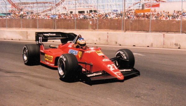 Победата на Розберг в Далас е впечатляваща, но още по-впечатляващо е второто място на Рене Арну. Френският ас на Ferrari е с четвърто време от квалификациите, но неговият V6 отказва да запали за загряващата обиколка, и Арну е принуден да стартира последен, от 26-а позиция. Французинът е толкова бесен, че след това прави състезанието на живота си. И изпреварва всички, освен Розберг. 