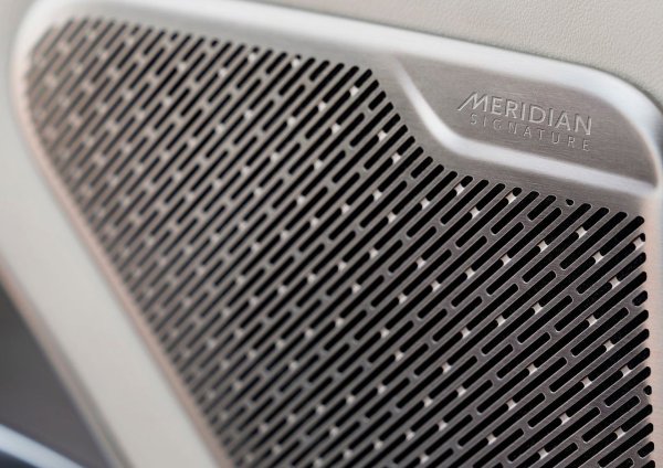 Друга британската марка - Land Rover, избра Meridian за партньор за аудиосистемите в своите автомобили. В Range Rover SWB P550e е инсталирана 1680-ватова система с прецизна цифрова обработка на звука.