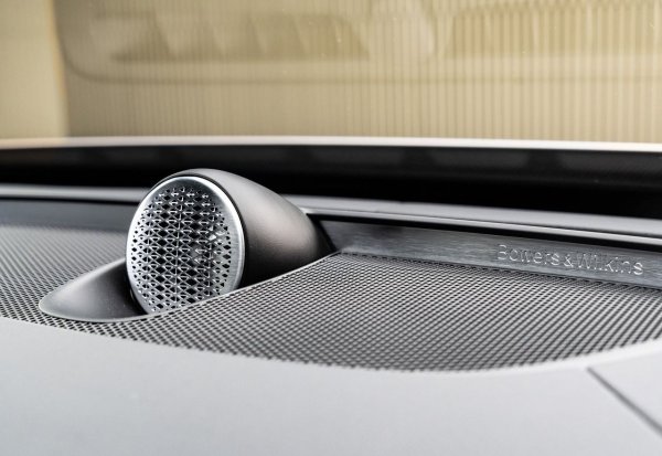 Шведският производител използва акустика на Bowers & Wilkins, където 19 високоговорителя и мощност от 1410 вата създават ефект „Режим на концертна зала’’, който имитира звука на аудитория в Гьотеборг. 