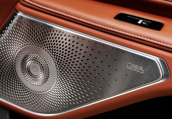 Американският производител на премиум автомобили оборудва моделите със системата Revel Ultima 3D, която произвежда повече от 1200 вата и осигурява звук със студийно качество.