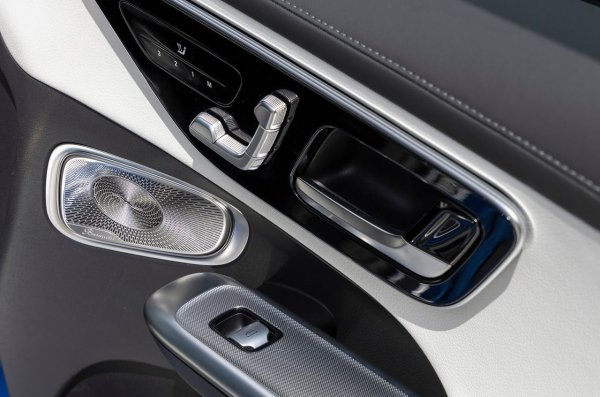 Германската марка също отделя особено внимание на звука в салона на своите автомобили, като в последно време използва използва Burmester 4D. Тази система разполага с 31 високоговорителя и вибрационни модули в седалките, което ви позволява да „усетите’’ музиката. 