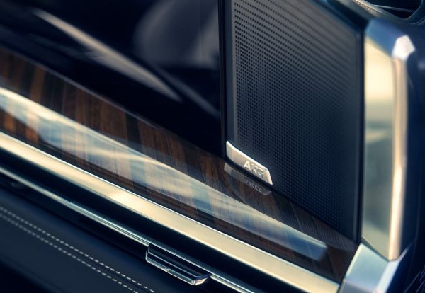 Големият SUV на американския производител – Escalade, е оборудван със система AKG с 40 високоговорителя, която създава отделни аудио зони за водача и пътника.