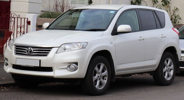 Както споменахме, тази генерация на модела се прави между декември 2005 и 2012 (само за японския пазар производството продължава до 2015). Претърпяла е два фейслифта, през 2008 и 2010. Най-добре е да се ориентирате към автомобил след втория фейслифт, ако възможностите ви позволяват, разбира се. RAV4 от 2011 се предлага у нас на цени между 13 000 и 21 000 лева.
