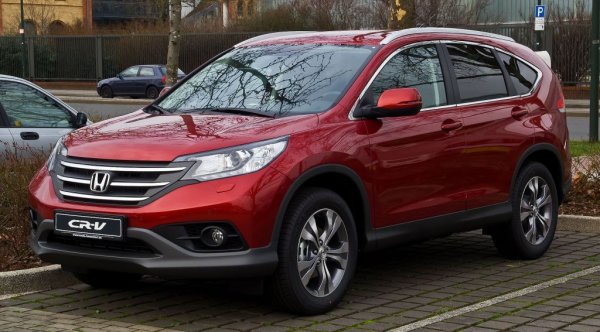 CR-V и RAV4 вече четвърт век са основните конкуренти при SUV моделите. Хондата дори известно време оглавяваше класирането по надеждност на TUV в този сегмент при десетгодишните. 
Четвъртото поколение на CR-V бе представено през 2011 и остана в производство до средата на 2017. Това е истински глобален модел - освен в японския завод в Саяма, се прави още в САЩ, Мексико, Канада, Тайланд, Индонезия, Малайзия, Индия и Китай. Но срещаните у нас версии са най-вече от Суиндън във Великобритания. 
