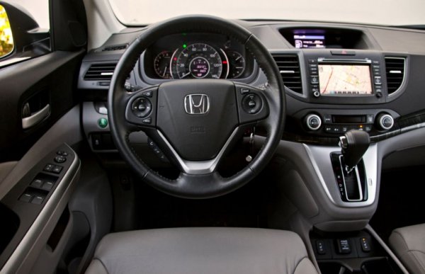 Двигателите са доста сходни с тези при Toyota - 2.4-литров бензин, 2.0-литров бензин и 2.2-литров iDTEC дизел със 150 конски сили, който е най-често срещан на вторичния пазар у нас. По-големият бензин има проблеми с предсрочното износване на разпределителния вал, но той почти не се намира в България. Алтернатива на ръчната трансмисия е доста мудна безстепенна CVT кутия.
