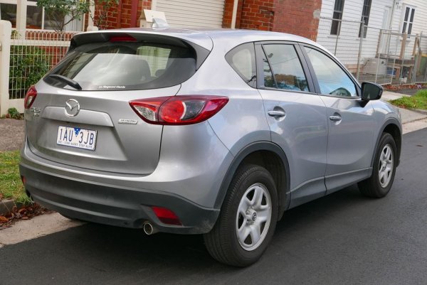 Ако изберете бензинова версия, подобни поблеми са малко вероятни. Повечето собственици изминават по 200 000 и повече километра без сериозни ремонти, стига да не пестят от поддръжката. Динамиката при варианта 2.0 не е кой знае колко впечатляваща, но пък управляемостта е много добра. 
