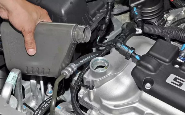 Всеки шофьор е наясно, че ниското ниво на маслото е опасно. В студеното време комбинацията от околна температура и вискозитет на маслото може да доведе до пологението, при което веднага след стартиране цялото масло ще бъде изпомпано в горната част на двигателя и няма да има време да се върне обратно в картера. Този проблем се решава чрез смяна на маслото на „зимно“ - да речем 0W-XX или поне 5W-XX. 
