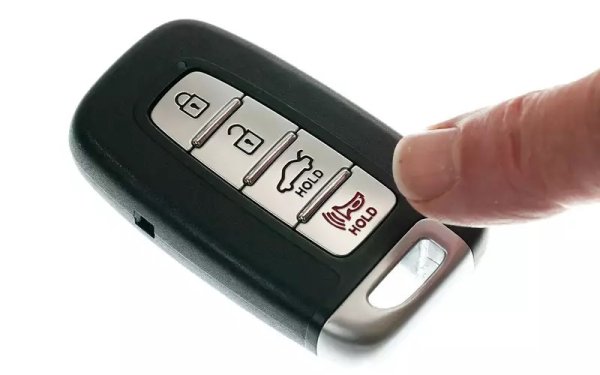 Представете си, че сте на път и в мразовитата вече спирате някъде за 20-ина минути. Връщате се в колата и двигателят отказва да запали, въпреки че преди това не е имало проблем. Подобно нещо се случва заради факта, че алармената система и най-вече нейната сирена, разположена в двигателния отсек, не може да издържи нов спад на температурата. Тя излиза от строя, изгаряйки половината от транзисторите, които управляват жизненоважните вериги на двигателя. Решението в случая е едно - „Пътна помощ“ до сервиза и подмяна на системата.
