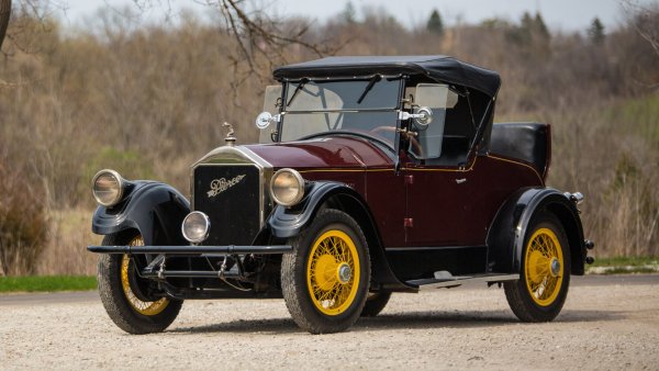 Франсис Райт Дейвис създава първото усилване на волана, на базата на хидравлична система, и го монтира експериментално в модели на отдавна изчезналата американска марка Pierce-Arrow през 1926. През 1951 Chrysler започна серийно да вгражда хидравлично усилване в своя модел Imperial. В наши дни хидравликата е заменена от електромотори. 
