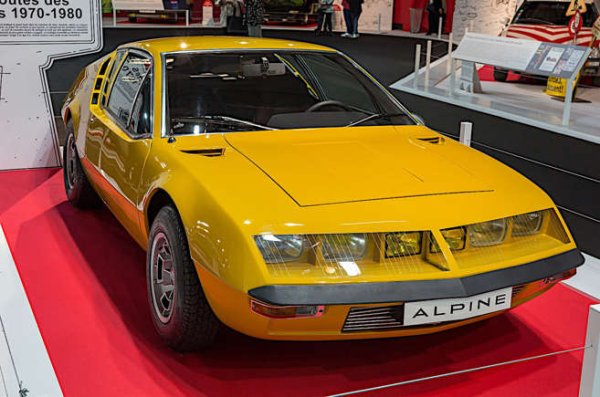 По времето, когато Alpine A110 оставяше всеки друг рали автомобил зад себе си, неговият заместник вече е на пазара. A310 е по-голям, има по-ъгловат стил и &bdquo;увиснала&ldquo; предница. Но в много други отношения е подобен на по-стария модел.

Основното шаси е от стъклени влакна, а двигателят (монтиран, разбира се, зад задната ос) е Cl&eacute;on-Alu на Renault. A310 не пленява въображението на публиката по начин, по който го прави A110. Необходима е радикална промяна.
