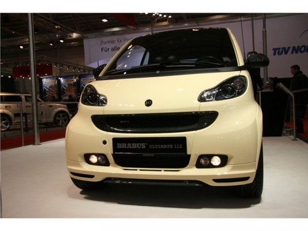 Боядисан е във Vanilla Cream цвят, а салона е обшит с алкантара със същия цвят.