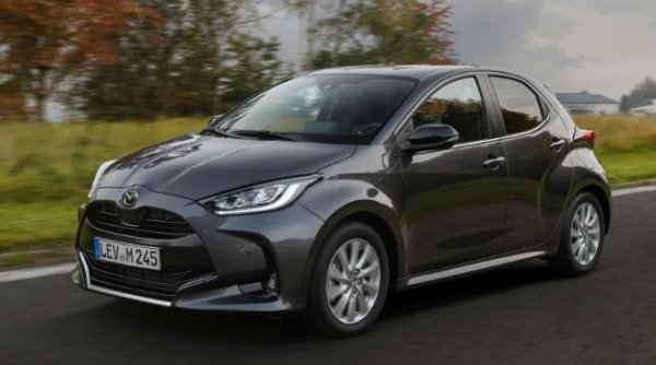 Компанията има необичаен подход към малките автомобили, като все още предлага своята Mazda2. Твърди се, че японците готвят ново поколение на модела, което ще се появи през 2024 г. и ще получи хибридна система, собствена разработка, както и версия с електрическо задвижване с така наречения &bdquo;удължител на пробега&ldquo; (малък ДВГ, който ще работи като генератор на енергия).