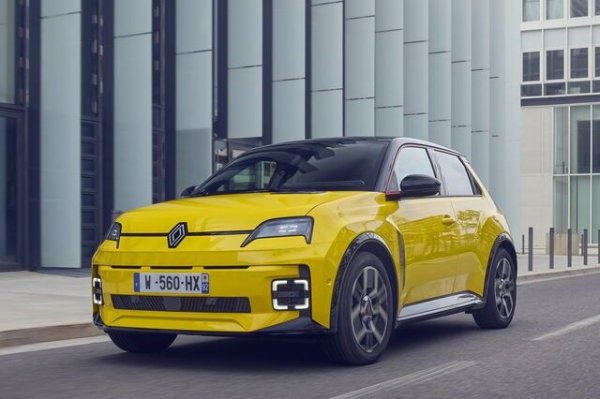 Бившият изпълнителен директор Лука де Мео беше един от основните промоутъри на малкия, електрически и европейски автомобил и вече е напреднал, докато неговият наследник Франсоа Прово предложи идеята за кредити за емисии за този тип автомобил. 

С Renault 5 и Twingo, и двата под 4,2 метра дълги, захранвани изцяло на батерия и произведени в Европа, френската компания вече има два готови модела на пазара, а скоро може да се появят и други (например Dacia Hipster). Френската група е в челните редици на превръщането в еталон за достъпна градска мобилност в Европа.
