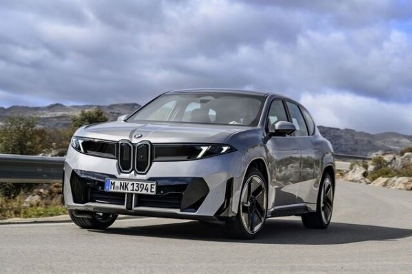 За разлика от други конкуренти, които бяха обявили срокове на годност на двигателите с вътрешно горене, BMW запази гъвкав подход, разработвайки от една страна новата електрическа архитектура Neue Klasse, но без да прекъсва разработването на платформи, които могат да приемат и традиционни двигатели. Тази гъвкавост трябва да позволи на баварците да се адаптират към целта от 90% с минимални разходи, гарантирайки по-високи печалби от тези, които са трябвало да променят плановете си в движение.