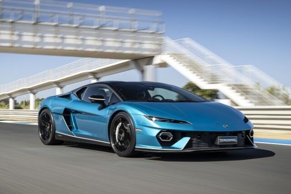 Включването на синтетични горива е от съществено значение за тези производители, които все още ще могат да произвеждат модели, свързани с тяхната традиция. Целта от 90% позволява на тези марки да продават термални автомобили, "компенсирани" чрез използването на зелени материали (зелена стомана) и биогорива - при този тип автомобил дори значителни увеличения на цените (възможно включително зареждане с електрически горива) могат да останат на заден план пред клиентите с много високи възможности за разходи. 

Докато двамата италиански производители само разглеждаха евентуална пълно електрификация, Porsche се хвърли с главата надолу в тази посока, само за да се откаже малко по-късно. Въпреки това възможността да продължи да предлагат автомобили с вътрешно горене със сигурност ще зарадва клиентите на германскаа марка.
