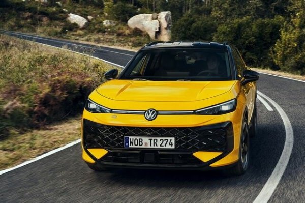 Гигантът от Волфсбург, в който съжителстват няколко марки, сметна предложението на Брюксел за приемливо. Групата е инвестирала милиарди в софтуер и батерии, но без да направи истински пробив в серията ID., която сега прави крачка назад и ще бъде комбинирана с известни имена като ID. Golf и ID. Polo. 

В същото време VW ще може да удължи живота на изключително успешни модели като Golf и Tiguan, без да ги изкривява, но се фокусира върху хибридите за финансиране на електрическия преход. Първият пълноценен хибриден двигател ще се появи в T-Roc, което може да се окаже успех.
