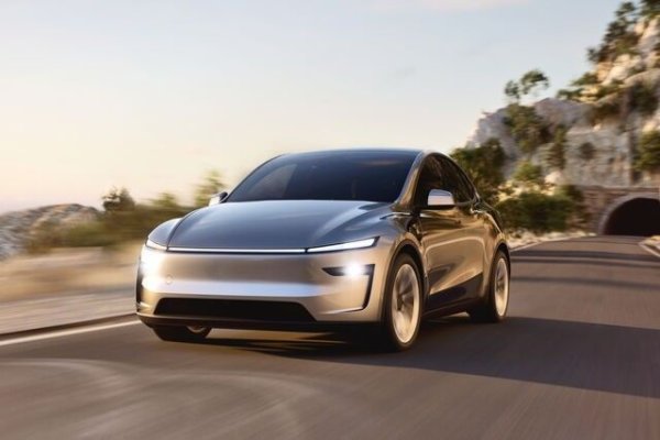 С облекчаването на ограниченията за CO2 и отварянето на синтетични горива, Tesla сега ще трябва да се конкурира по емисии дори с по-евтини автомобили с вътрешно горене и по-гъвкави хибриди. Марката на Илон Мъск също се отказа от проекта "Model 2", предпочитайки да инвестира в роботакси. Освен това, възможният край на пазара за кредити за CO2, които производителите вече ще могат да компенсират по други начини. Именно от продажбата на такива кредити американската компания получи милиарди, но това може да се промени.