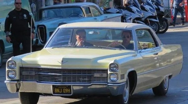 Най-разпознаваемият от всички автомобили, свързани по някакъв начин с актьор, е имено  жълтият Cadillac Coupe DeVille. А ако се чудите откъде познавате тази кола, тя е същата, която сте видели в „Кучета в резерв“. И идеята култовият автомобил да участва във филма е именно на Майкъл Медсън. 

Той убеждава режисьора Куентин Тарантино, като сам управлява колата във филма. Тя остава собственост на Медсън и след това. И въпреки проблемите – нашествие от плъхове в багажника и спукани гуми, актьорът не се разделя с нея, тъй като я счита за част от семейството. 

Нещо повече – тази кола участва и в един от по-новите хитове на големия екран - „Имало едно време в Холивуд“ с Брад Пит и Леонардо ди Каприо.
