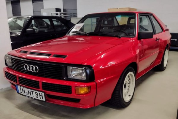 Quattro е всъщност един от най-добре представените модели в колекцията. Този конкретен екземпляр от 1984 е специална хомологация за митичната Група В на Световния рали шампионат и е радикално различен от стандартното Quattro. Междуосието е намалено с над 30 сантиметра, алуминиевият 2.1-литров мотор с пет цилиндъра развива 302 конски сили, а калниците са раздути, за да вместят далеч по-широките гуми. При представянето си това е най-скъпият германски автомобил. А днес на търг би донесъл над половин милион евро. 
