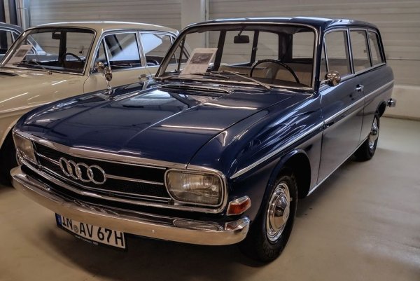 Когато чуем за Audi 80, обикновено се сещаме за модела от 80-те години. Но този негов предшественик с две врати се прави между 1966 и 1968, с доста сходства с моделите на Volkswagen от онази епоха, но с двигател отпред, вместо отзад. Тази конкретна кола е от 1967. 

