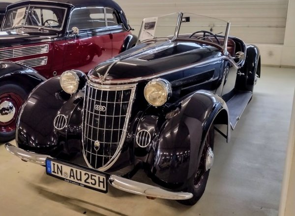 В голямото семейство на някогашната Auto Union марката Wanderer е някъде по средата като престиж, а W25K е разработен като директен конкурент на BMW 328. Буквата К е съкращение от "компресор" - благодарение на тази технология двигателят развива 85 конски сили, но пък е пословичен с ниската си надеждност. Това е и главната причина колата да няма особен пазарен успех - само 260 бройки са произведени между 1936 и 1938. 
