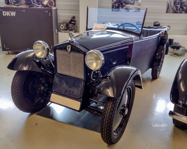 Основана някога от датчанин, компанията DKW произвежда основно мотоциклети, но през 30-те години се прехвърля и в автомобилния сегмент. Според някои твърдения, F1 е първата масово произвеждана кола с предно предаване. След Втората световна война фабриката й, останала в съветската окупационна зона, ще започне да произвежда Trabant, като именно двигателите и окачването от F1 са в основата на "народния автомобил" на ГДР. 
