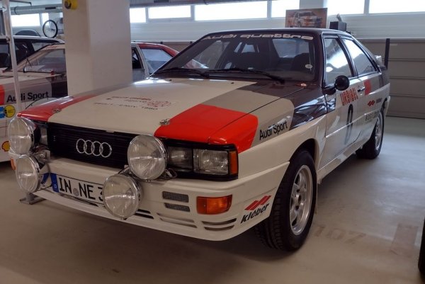 Поделението Audi Motorsport е създадено през 1978, за да осигури на амбициозната марка участие в спортните шампионати. Това тук е на практика първият Quattro автомобил, използван като пилотен автомобил в рали Алгарве през 1980. Там той се оказва с цели 30 минути по-бърз от фактическия победител в ралито. 
