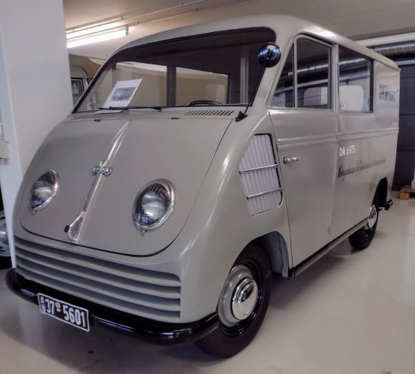 Споменахме, че оригиналната фабрика на DKW остава в ГДР. Но самата компания успява да се премести на запад и през 1949 произвежда Schnellaster, първия си следвоенен модел. Този миниван всъщност изпреварва дори легендарния Volkswagen T1. Но името му, производно на schnell - бърз, звучи като подигравка. Автомобилът има двуцилиндров двутактов мотор с едва 20 конски сили. 
