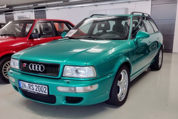 С тази кола, правена за кратко през 1994 и 1995, на практика бе поставено началото на RS линията на Audi. RS2 бе разработена съвместно с Porsche и дори сглобявана във фабриката на въпросната компания в Цуфенхаузен. Тя се предлагаше само като комби, а петцилиндровият й редови мотор развиваше 311 конски сили. 
