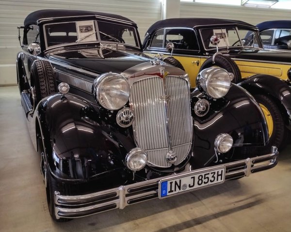 От четирите марки в портфолиото на някогашната Auto Union, именно Horch бе най-скъпата и престижна. Моделът 853 А е типичен пример. Буквата А означава "аутобан" - знак, че това е автомобил за дълги, комфортни пътешествия. Неговият 4.9-литров двигател развива 120 конски сили. Главната цел е да се открадне пазарен дял от Mercedes-Benz 540K.
