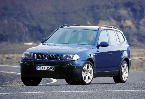 Подобно на X5, който се появи преди него, най-голямото предимство на първото поколение X3 е може би наличната му ръчна скоростна кутия. Поради размера и теглото на SUV, това все още може би не е най-вълнуващото превозно средство, но е малко по-лесна за поддръжка. X3 (Е83) се предлагаше само в САЩ с шестцилиндров двигател - ранните модели се радваха на легендарния редови шестцилиндров M54 с обем от 2,5 литра, докато по-късните бяха оборудвани  с подценявания 3,0-литров редови шестцилиндров N52 (3,0-литров бензин). Тук също няма турбо, което със сигурност помага за намаляване на разходите за ремонт.