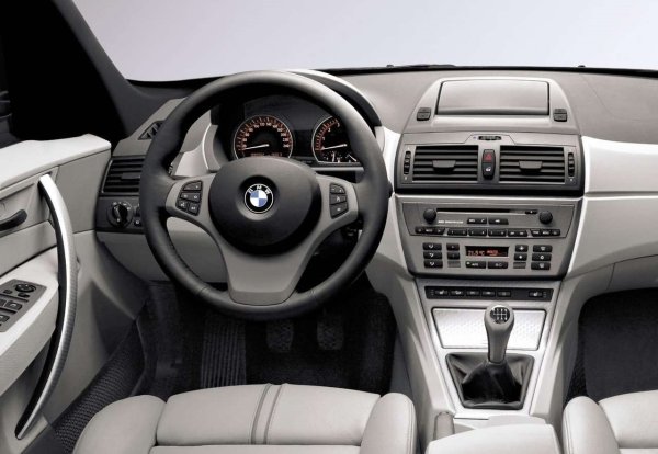 Като цяло, двигателите на първото поколение X3 са доста здрави. Има обаче и други проблеми, които се появяват от време на време. Тракането и течовете на люка са нещо, за което трябва да се знае, а регулаторите на прозорците могат да се повредят изневиделица, което е традиция, когато говорим за модели на BMW от този период от време. Всички X3 от първо поколение също са със задвижване на четирите колела, което добавя сложност.