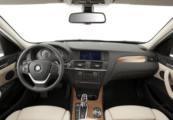 Като оставим настрана задвижването, BMW X3 (F25) има няколко често срещани проблема. Търсенето на модел след фейслифта (2015+) е препоръчително, тъй като проблемите с ангренажната верига на N20 са разрешени и моделите след 2014 получават най-новите версии на iDrive, налични на платформата. Разслояването на жабката и проблемите с люка изглежда се появяват от време на време, но те не могат да бъдат сериозна причина за отказ от покупка.
